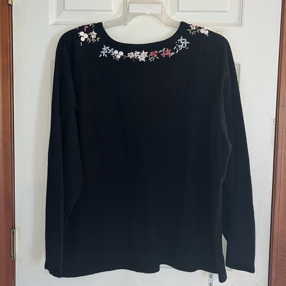 VTG-fashion bug-26/28-black-floral,button down, embroidered, cardigan sweater. - Picture 2 of 14